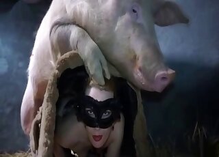 Mask-wearing amateur screws a sexy pig here