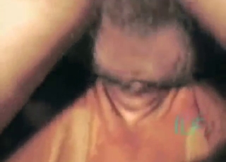 ชายคนหนึ่งกำลังสูบฉีดไปที่รูอันร้อนแรงของวัวตัวนี้อย่างใกล้ชิด