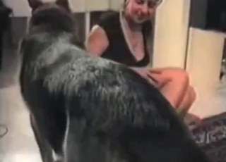 Sexed-up lady goes on all fours to fuck her dog