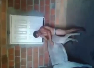 هذا الرجل سوف يمارس الجنس مع الوحش من الخلف