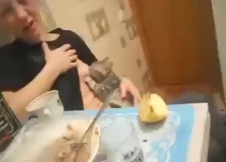 Bir kadının kedi emzirdiği ateşli hayvansever pornosu.